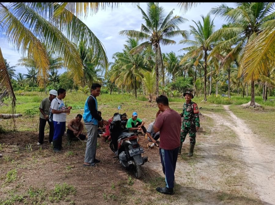 Babinsa Kelanga Dorong Warga Perkuat Keamanan Lingkungan