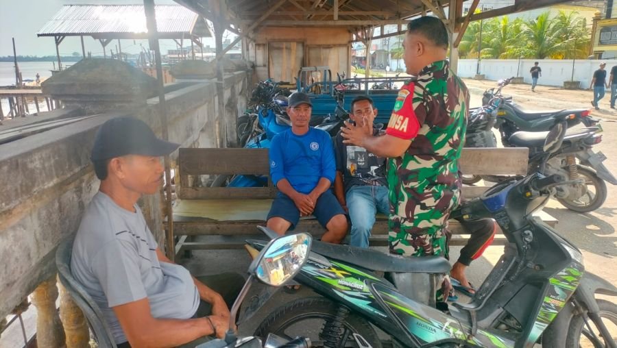 Babinsa Sertu Edili Zalukhu Sosialisasikan Penerimaan TNI AD di Pelabuhan Amboya