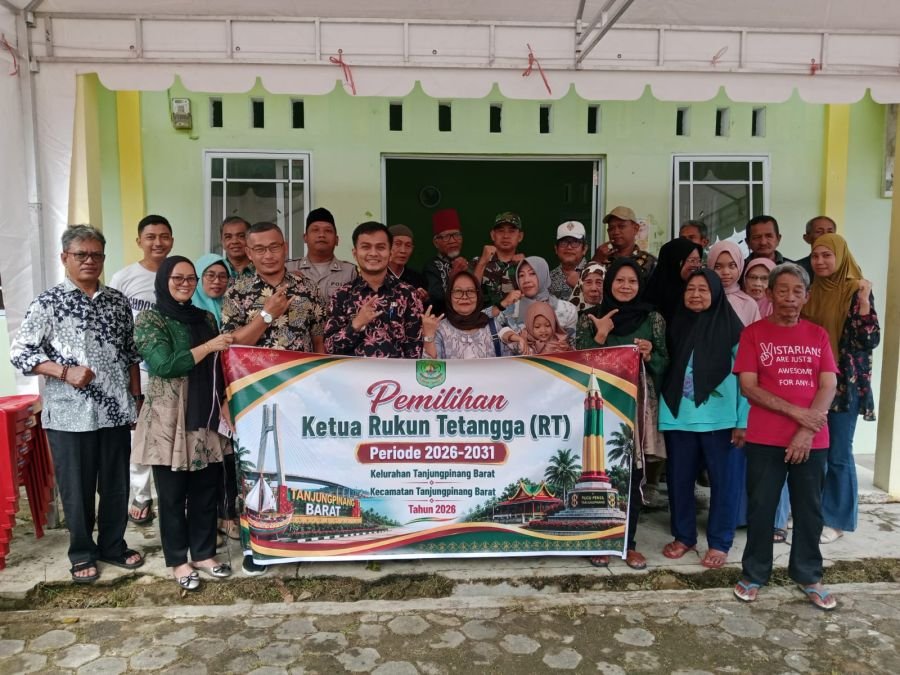 Babinsa Kel.Tpi Barat Ramil 01/kota memonitor jalannya proses pemilihan rt
