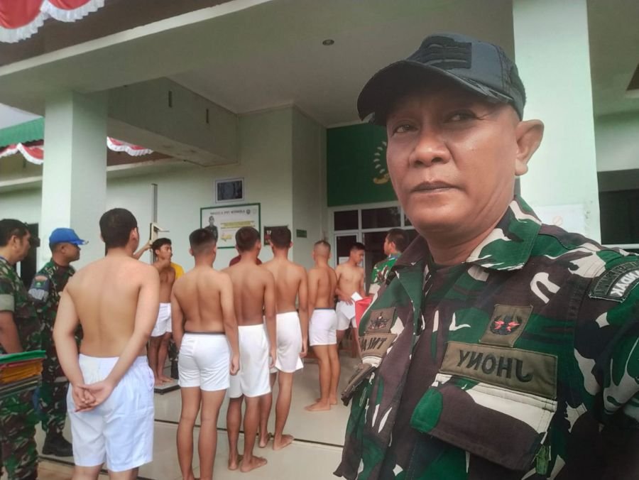 Babinsa kelurahan Air Raja Serda Jhoni Iskandar memonitoring kegiatan pendaftaran bintara AD