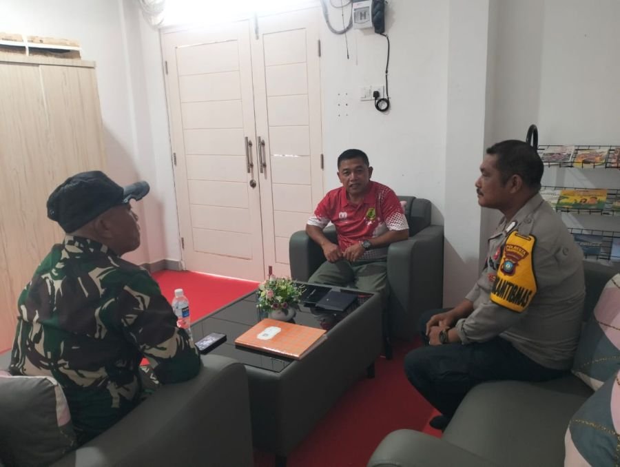 Babinsa kelurahan Air Raja Serda Joni Iskandar melaksanakan komsos dengan kepala sekolah SLB