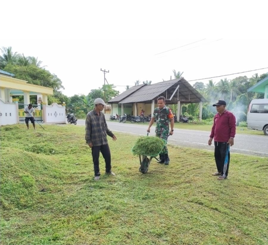 Babinsa Kelurahan Batu Hitam Bersama Warga Gelar Gotong Royong, Perkuat Kebersamaan