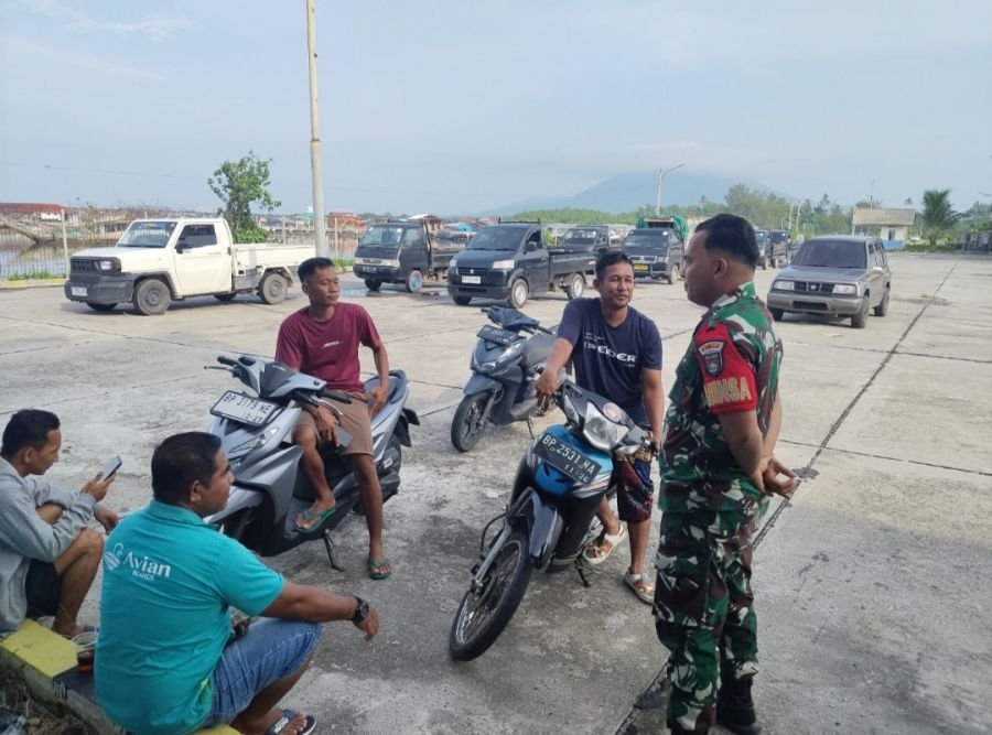 Babinsa Kelurahan Batu Hitam Jalin Komsos dengan Sopir di Pelabuhan Penagi, Imbau Utamakan Keselamat