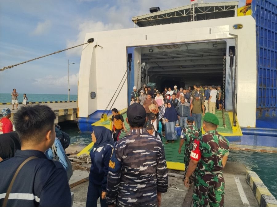 Babinsa Kelurahan batu hitam melaksanakan  Penumpang KMP Bahtera Nusantara 01 di Pelabuhan Penag