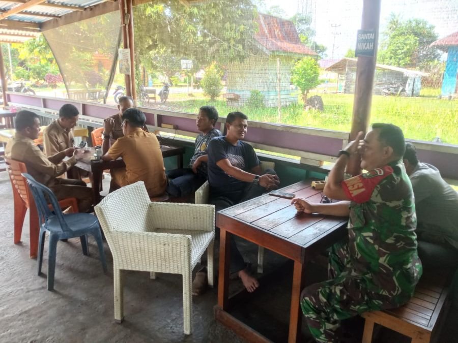 Babinsa Kelurahan Daik Bersama Perangkat Kelurahan Imbau Warga Waspadai Potensi Banjir Akibat Curah