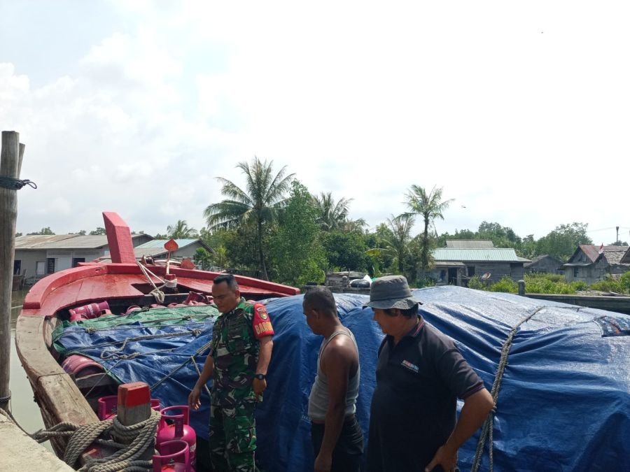 Babinsa Kelurahan Daik Dampingi Syahbandar Periksa Muatan Kapal Kargo Pembawa Sembako ke Lingga