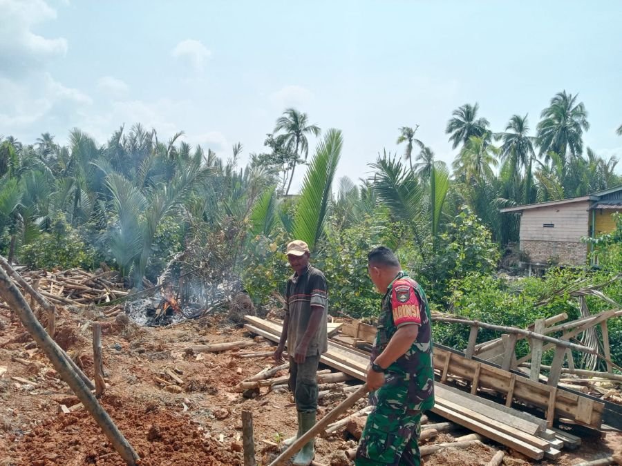 Babinsa Kelurahan Daik Perkuat Kemanunggalan TNI-Rakyat Melalui Kegiatan Binter Bersama Warga