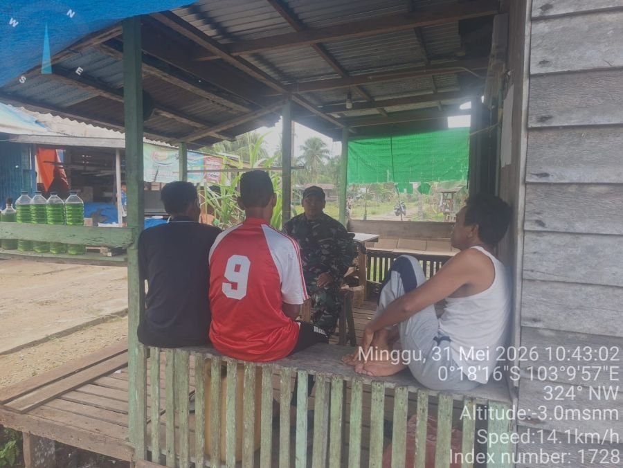 Babinsa Kelurahan Enok Koramil 02/TM ,Ajak Warga Simpang Tiga Daratan Jaga Kebersihan Lingkungan