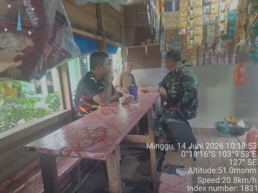 Babinsa Kelurahan Enok Koramil 02/TM, Ajak Warga Simpang Tiga Daratan Jaga Kamtibmas