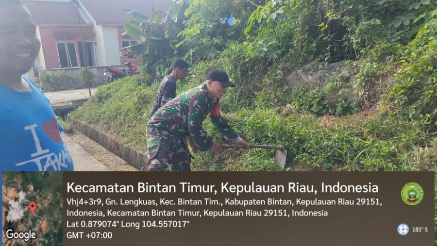 Babinsa Gunung Lengkuas Pimpin Gotong Royong, Selokan Kampung Telaga Biru Dibersihkan