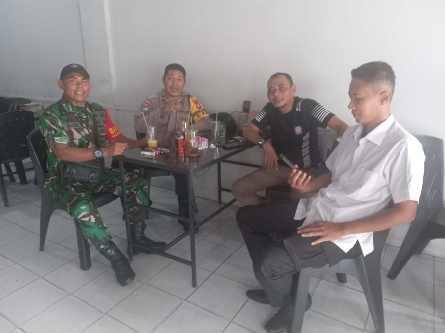 Babinsa kelurahan Kampung baru melaksanakan komsos tentang keamanan lingkungan
