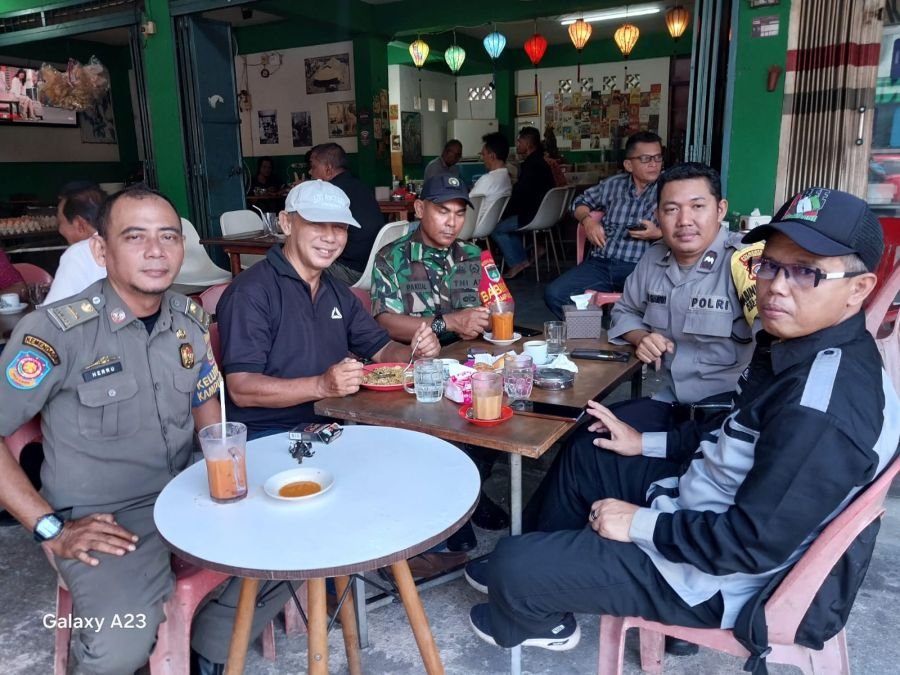 Babinsa kelurahan Kampung baru melaksanakan komsos tentang kebersihan lingkungan