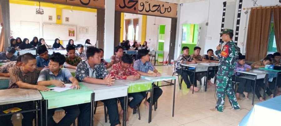 Babinsa Kelurahan Kawal Berikan Materi Pemantapan kepada Siswa MTs Idris Bintan: Disiplin Kunci Masa