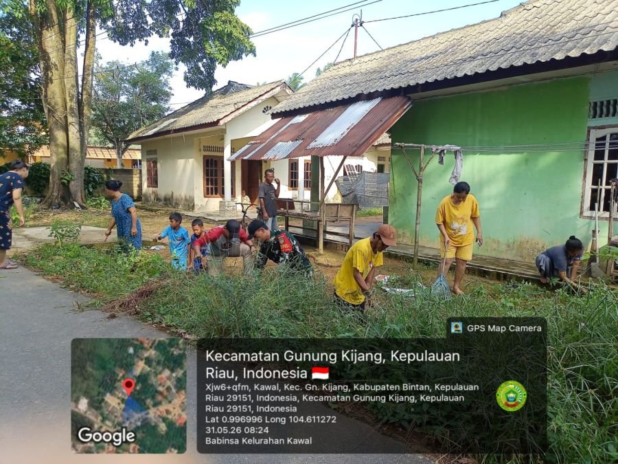 Babinsa Kelurahan Kawal Pimpin Gotong Royong, Bersihkan Lingkungan Perumahan