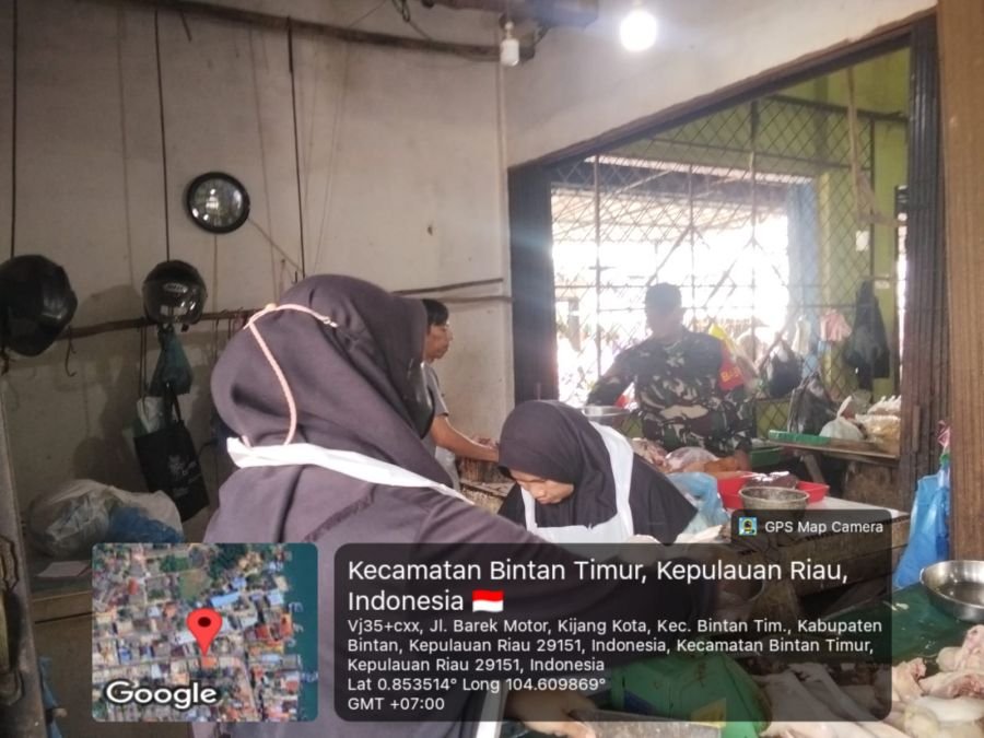 BABINSA KELURAHAN KIJANG KOTA HIMBAU PEDAGANG DI PASAR BAREK MOTOR