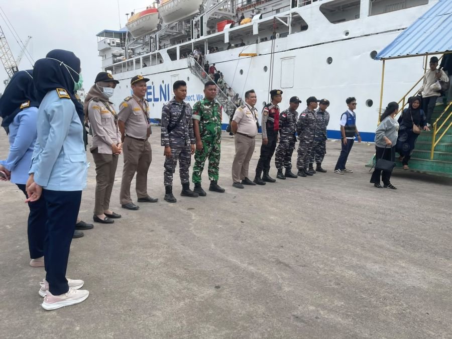 Babinsa Kelurahan Kijang Kota Laksanakan Pengamanan Kedatangan dan Keberangkatan KM. Bukit Raya