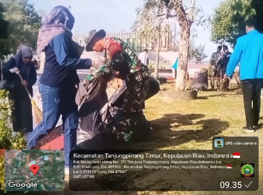 Babinsa Melayu Kota Piring Bersama Warga Bersihkan Jalan dan Selokan