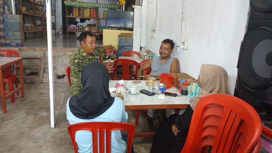 Babinsa Kelurahan Pelintung Koramil 02/Bukit Kapur, Sertu Misriyadi melaksanakan kegiatan Komsos.