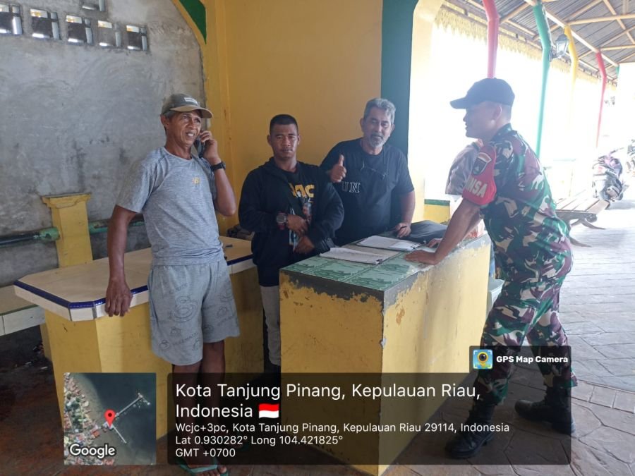 Babinsa Kelurahan Penyengat Laksanakan Pemantauan dan Berikan Imbauan Keselamatan Penyeberangan