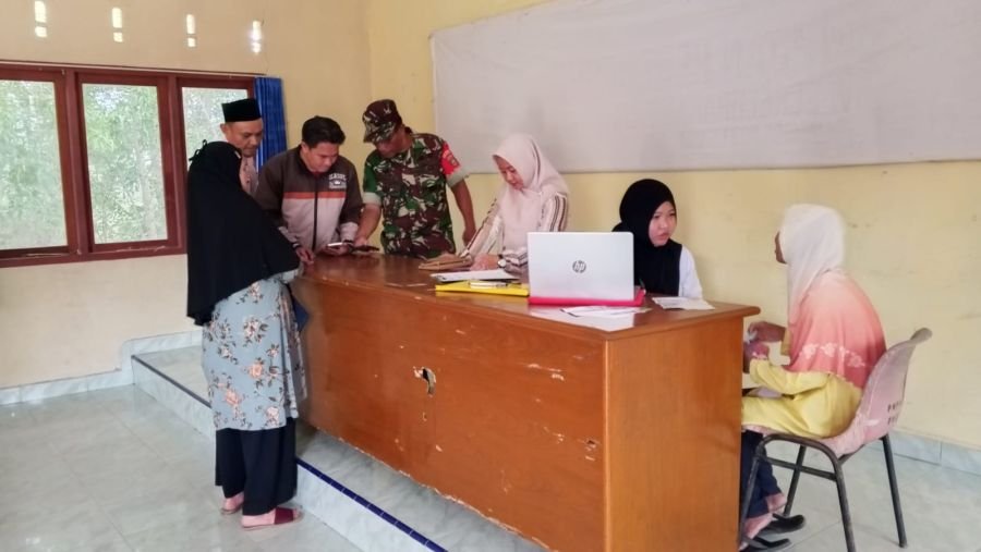 Babinsa Kelurahan Raya Perbarui Data Warga untuk Perbaiki Sasaran Bansos