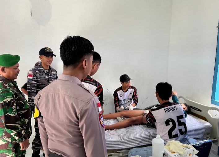 Babinsa Kelurahan Sedanau Hadiri Kegiatan Sunatan Massal di Puskesmas Sedanau