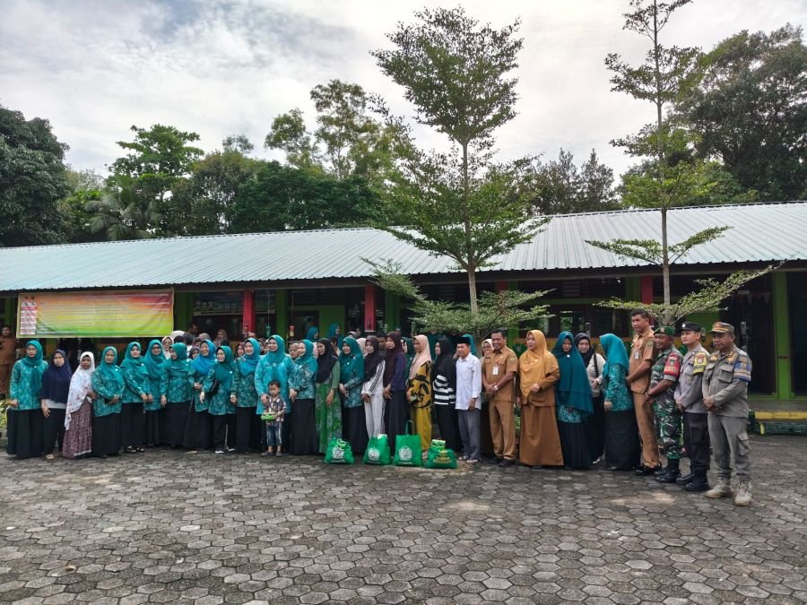 Babinsa Kelurahan Senggarang Koramil 01/Kota Kodim 0315/Tpi. Menghadiri Undangan Pembagian sembako.