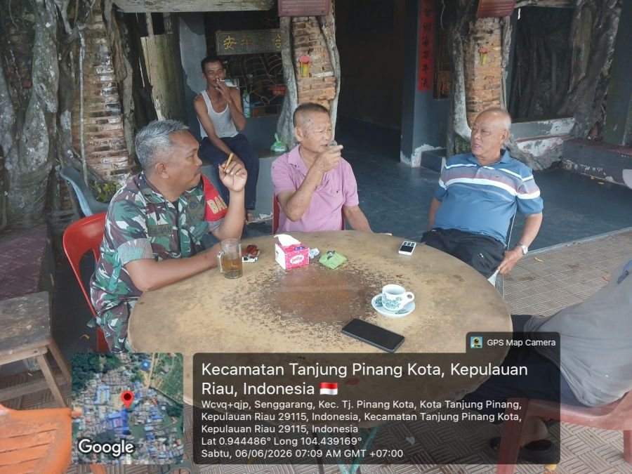 Babinsa Kelurahan Senggarang memberikan himbauan tentang menjaga kebersihan kepada masyarakat.