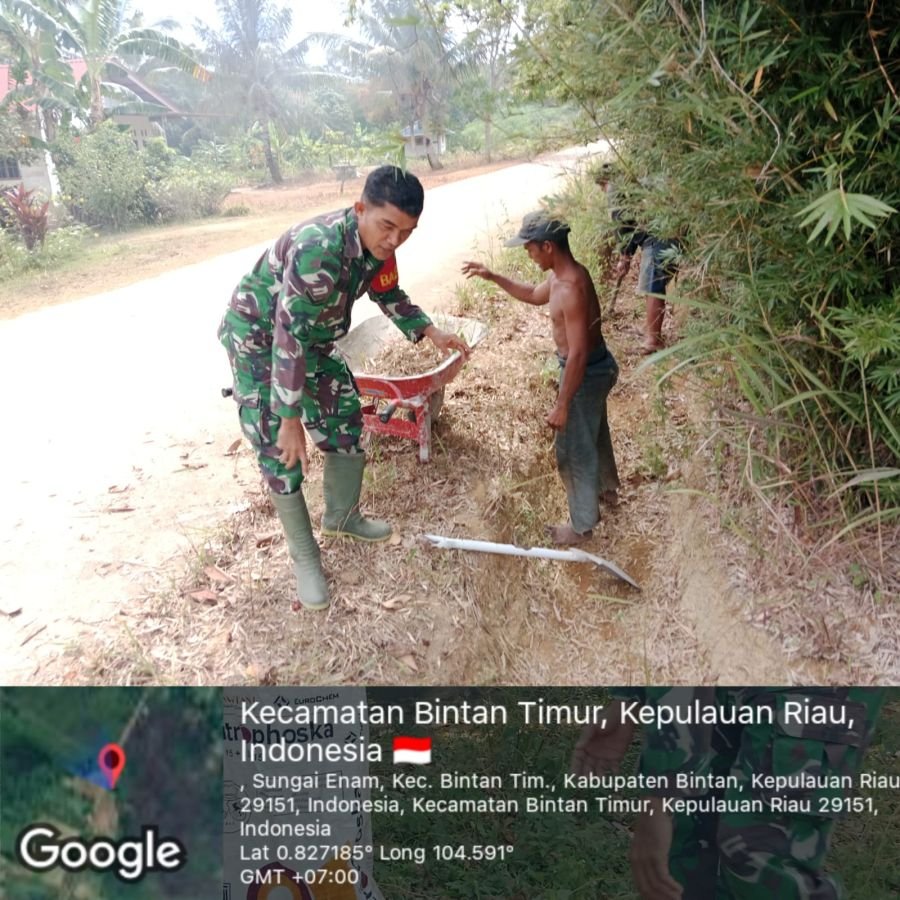 Babinsa Kelurahan Sungai Enam Pimpin Gotong Royong Bersihkan Selokan Tersumbat di RW 02 RT 03