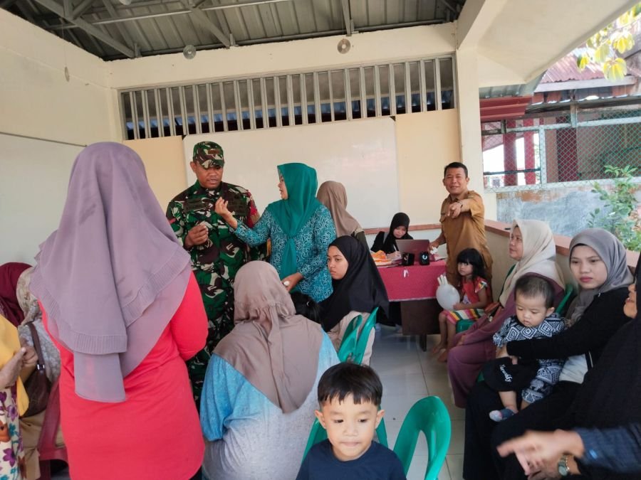 Babinsa Kelurahan sungai Jang melaksanakan pendampingan kegiatan Posyandu