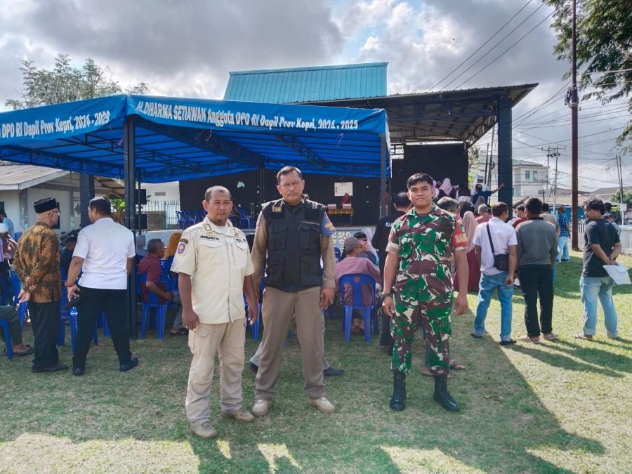 Babinsa Kelurahan sungai Jang memonitor pelaksanaan pemilihan Rukun warga