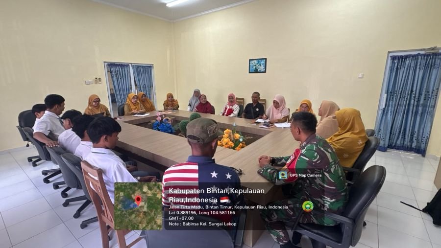 Babinsa Kelurahan Sungai Lekop, Kopda Darma, menghadiri rapat mediasi yang digelar pihak sekolah