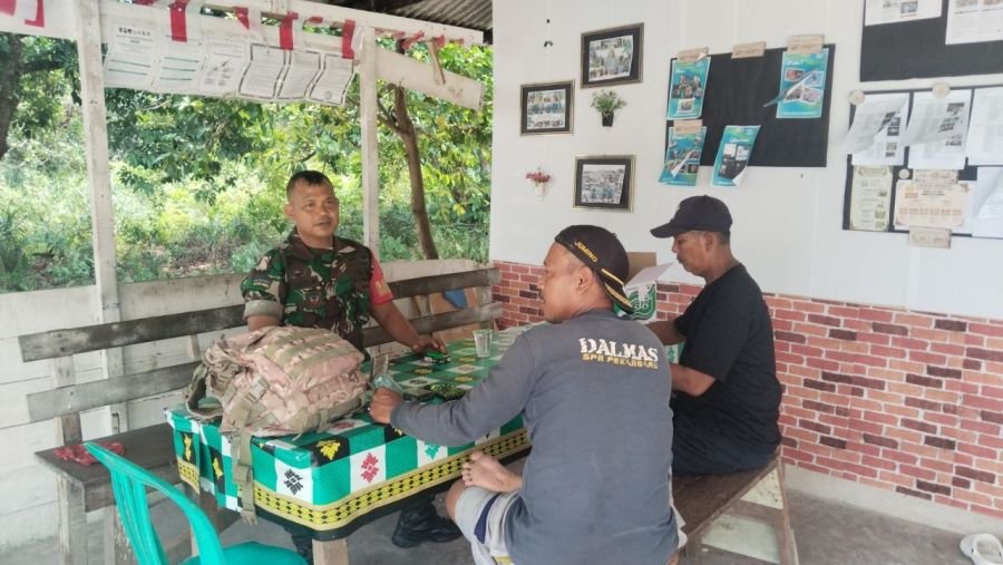 Babinsa Kelurahan Tampan Pererat Silaturahmi dengan Warga Melalui Komsos