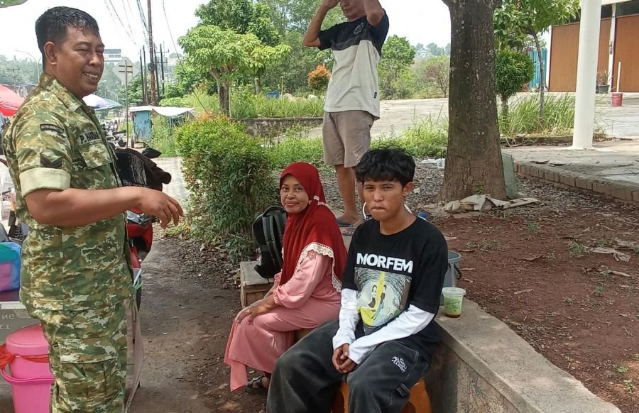 Babinsa Kelurahan Teluk Lobam Imbau Warga Waspada Perubahan Cuaca