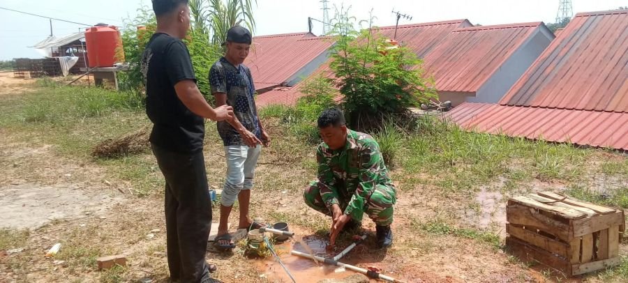 Babinsa Kelurahan Teluk Lobam Serda Popi Harnadi pada hari Jumat tanggal 21 Agustus 2026.