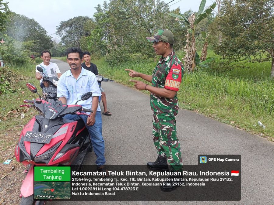 Babinsa Kelurahan Tembeling Ajak Warga Peduli Keselamatan Berkendara.