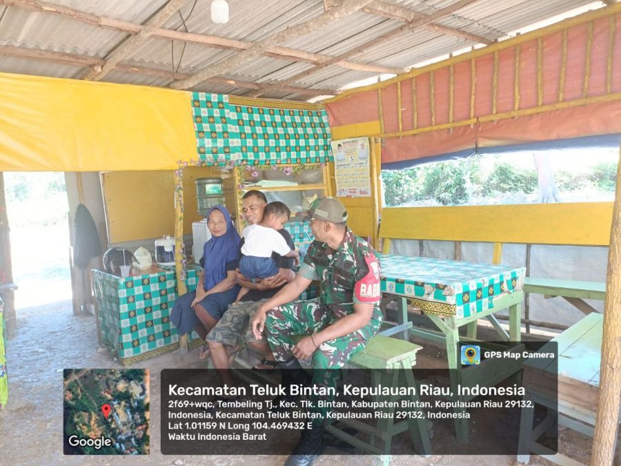 Babinsa Kelurahan Tembeling Tanjung Laksanakan Komsos dengan Pemilik Warung Makanan.