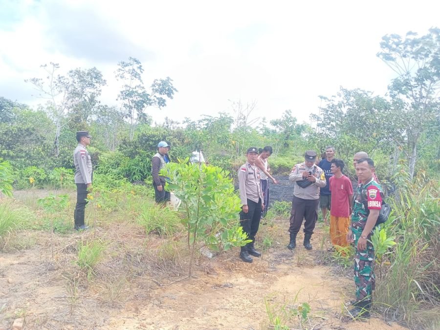 Babinsa Kelurahan Tembeling Tanjung Sertu Daswisman melaksanakan patroli Karhutla.