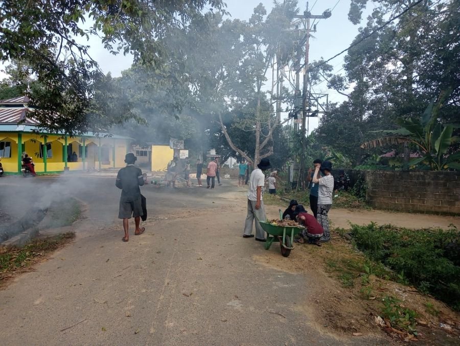 Babinsa Kelurahan Tembeling Tanjung Bersama Warga Gotong Royong Bersihkan Lingkungan.
