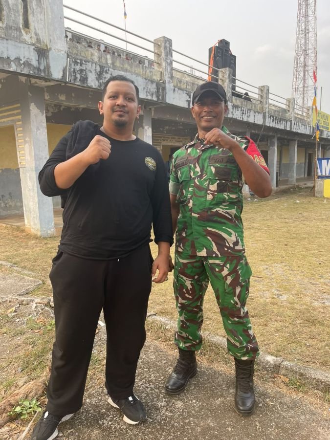 Babinsa Kelurahan Tembeling Tanjung Imbau Warga Selalu Menjaga Kebersihan Lingkungan.