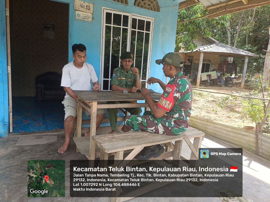 Babinsa Kelurahan Tembeling Tanjung Sambangi Linmas, Bahas Kamtibmas dan Antisipasi Kejahatan.
