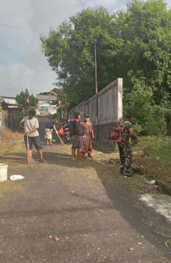 Babinsa Kelurahan Tembeling Tanjung Bersama Warga Laksanakan Gotong Royong Bersihkan Bahu Jalan.