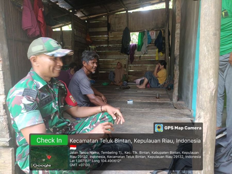 Babinsa Kelurahan Tembeling Tanjung Jalin Komunikasi Sosial dengan Nelayan Kampung Buluh