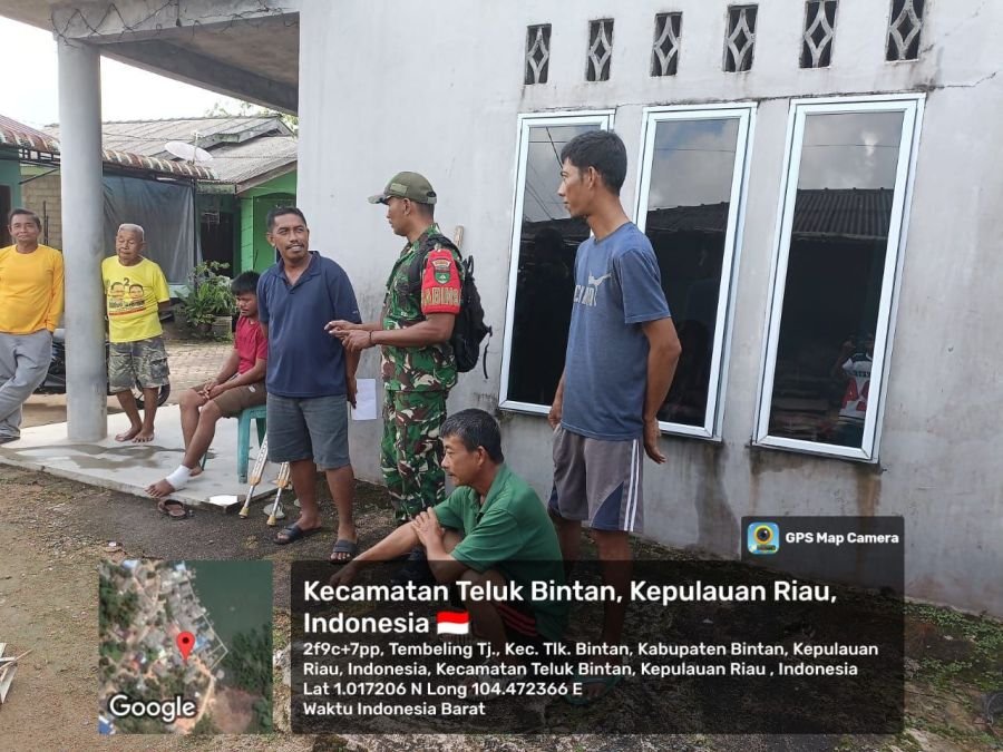 Babinsa Kelurahan Tembeling Tanjung Imbau Warga Waspada Bahaya Korsleting Listrik Saat Musim Hujan