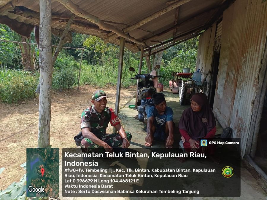 Babinsa Kelurahan Tembeling Tanjung Laksanakan Komsos dengan Petani Kacang Panjang Dukung Ketahanan