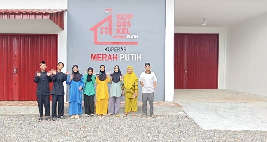 Babinsa Kelurahan Tembeling Tanjung Terima Kunjungan Siswa dan Masyarakat di Gerai KDKMP.