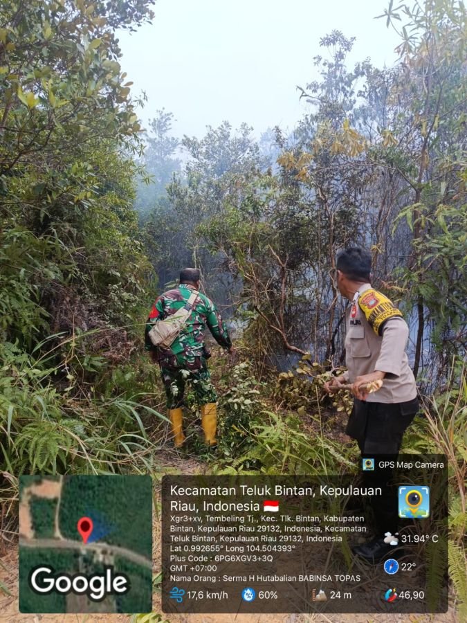 Babinsa Kelurahan Toapaya Asri Bersama Instansi Terkait Berhasil Padamkan Kebakaran Lahan Kosong