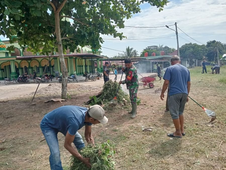 Babinsa Kepenuhan Pimpin Bersih Masjid Sambut Idul Adha 1447 H