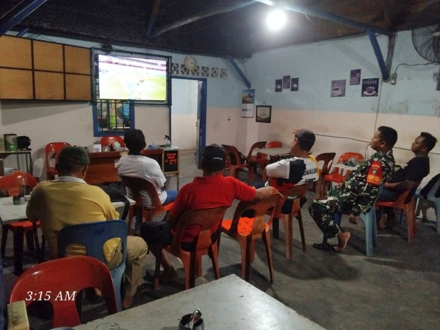 BABINSA KIJANG KOTA GELAR NOBAR PIALA DUNIA BERSAMA WARGA