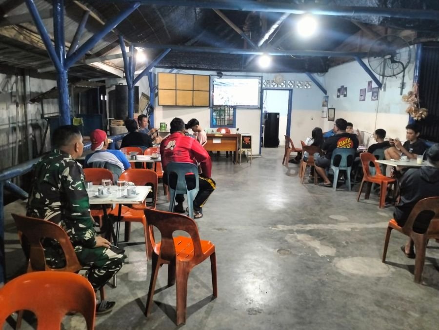 BABINSA KIJANG KOTA GELAR NOBAR PIALA DUNIA 2026 PERERAT SILATURAHMI DENGAN WARGA.
