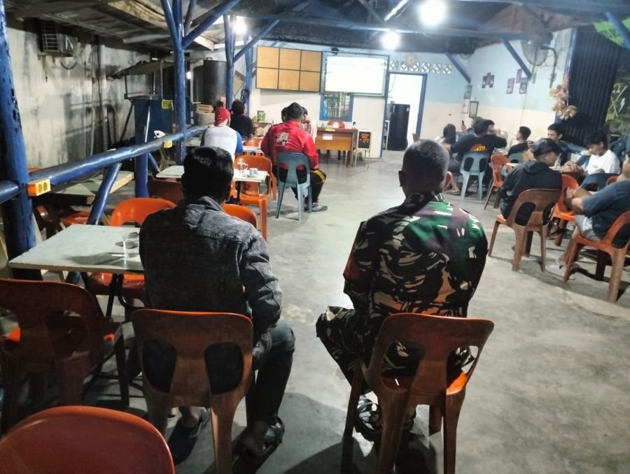 BABINSA KIJANG KOTA GELAR NOBAR PIALA DUNIA 2026 PERERAT SILATURAHMI BERSAMA WARGA.
